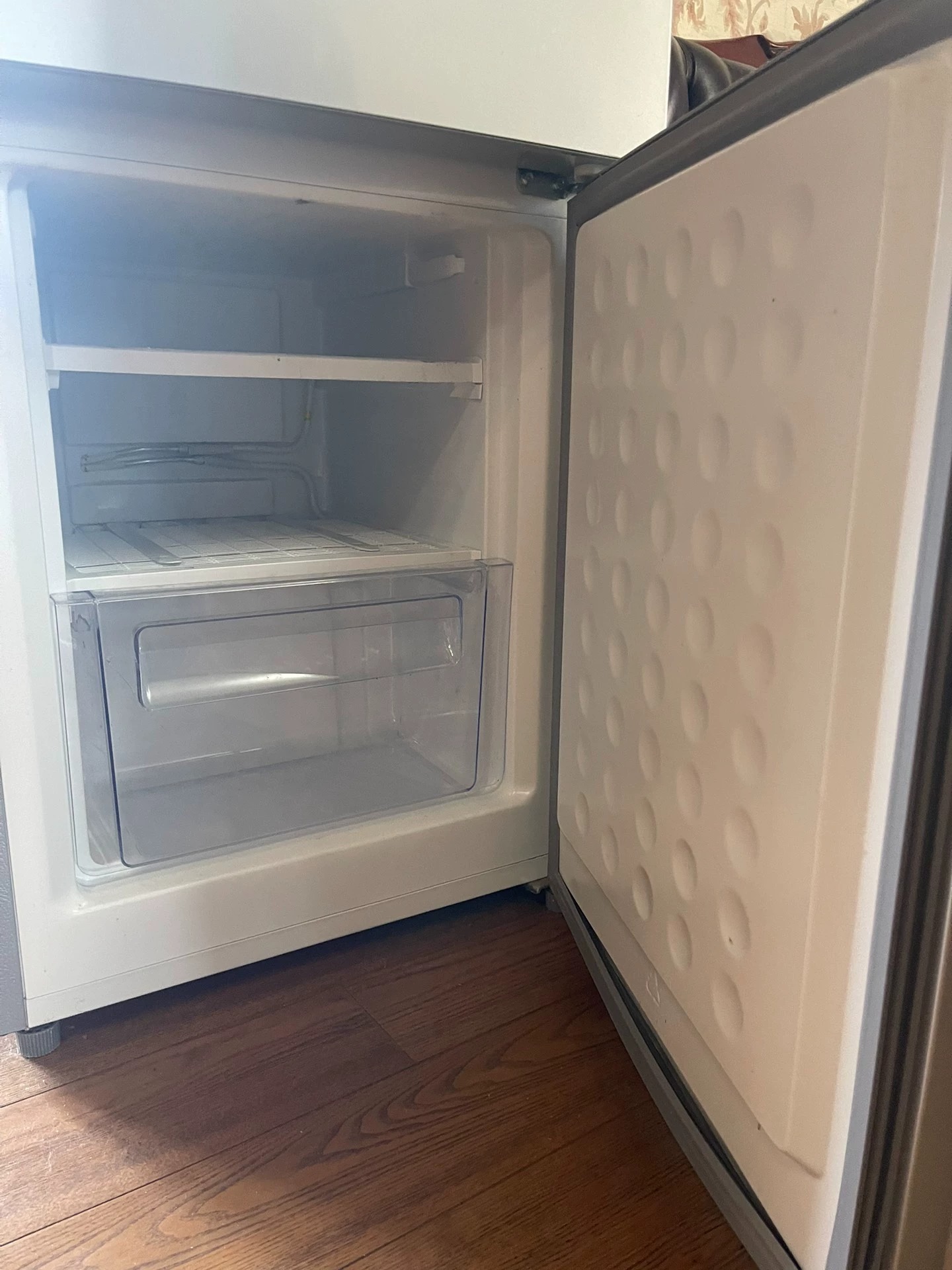 tcl200l3-c三开门冰箱 家里还有一个双开门，主要用那个，这个一直用不太到，出了藤地方，都是好的没有任何问题没有维修过也没有磕碰，内里干净无异味！个人闲置